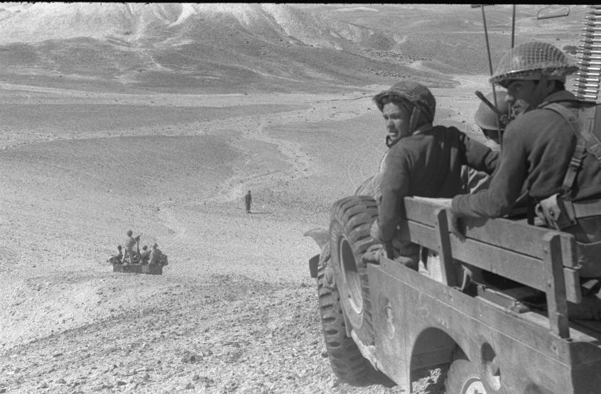 צנחנים מגדוד 890 בהתארגנות לאחר הצליחה במעבר המיתלה, 29/10/1956. צילום: אברהם ורד, דובר צה"ל