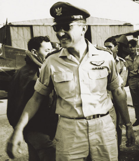 7. מפקד חיל האויר עזר ויצמן